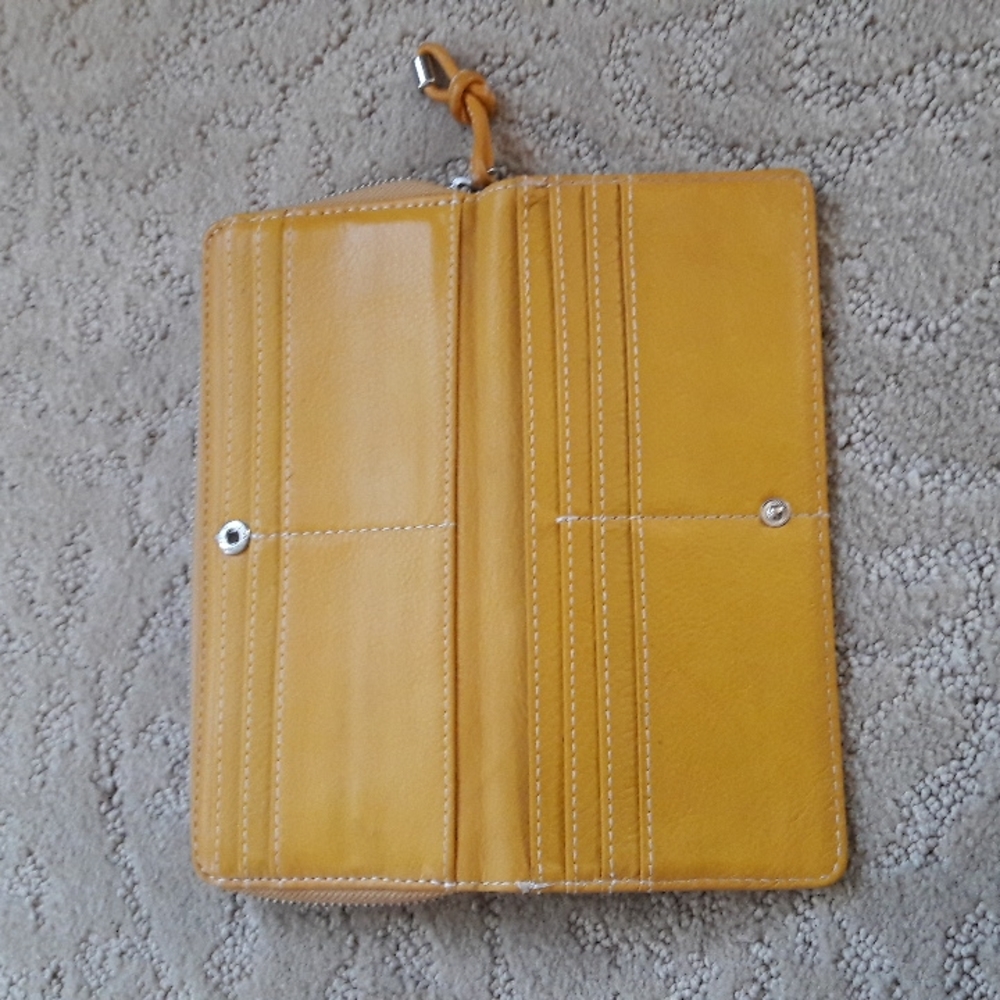 Banana Republic Wallet - Picture 2 of 5
